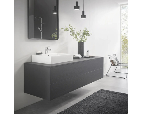 Modernes Badezimmer mit Waschbecken, Unterschrank mit Schubladen und Spiegel