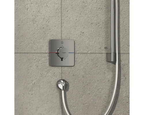 Aufputz-Thermostatarmatur mit Handbrause vor Fliesenwand