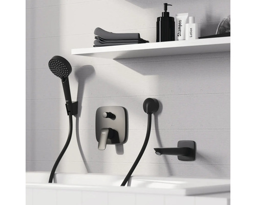 Schwarze Duscharmatur mit Handbrause und Thermostatbatterie in einem Badezimmer