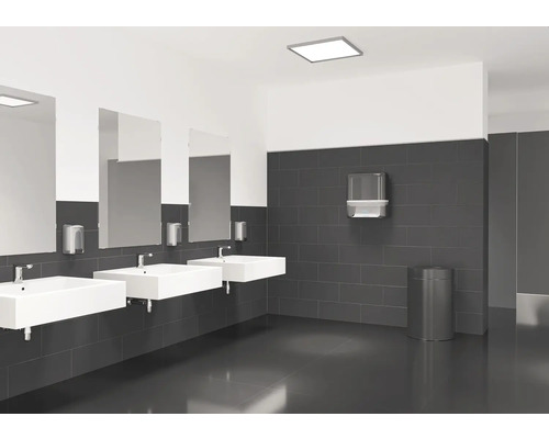 Öffentlicher Waschraum mit Waschbecken, Spiegeln, Seifenspendern, Papierhandtuchspender und Abfallbehälter