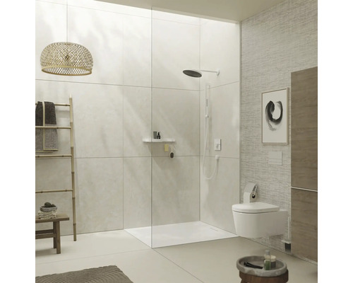 Helles Badezimmer mit ebenerdiger Dusche, Toilette und Dekorationen