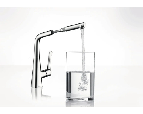 Küchenarmatur aus Metall mit Wasserhahn füllt ein Glas mit Wasser