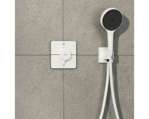 Hansgrohe Duscharmatur mit Thermostat und Handbrause an der Wand montiert.