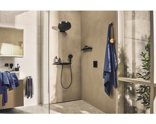 Modernes Badezimmer mit Dusche, Waschbecken und Handtüchern