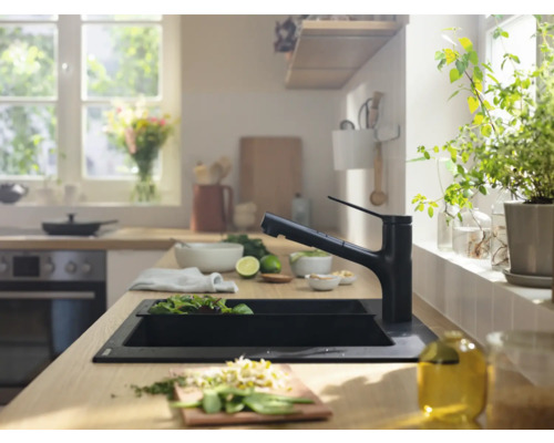 Küchenspüle mit Armatur in einer hellen Küche