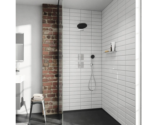 Modernes Badezimmer mit Dusche, weißen Fliesen und Mauerwerk