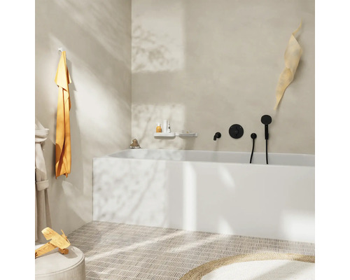 Badezimmer mit Badewanne, Armatur und Badaccessoires