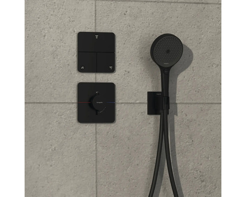 Schwarzes Duschsystem mit Kopfbrause und Bedienelementen an der Wand