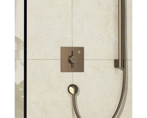 Brausegarnitur mit Aufputzmontage und Handbrause an einer gefliesten Wand