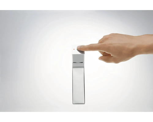 Eine Hand bedient einen elektronischen Wasserhahn