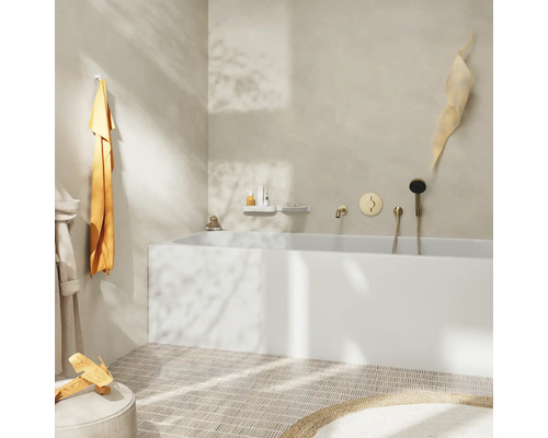Badezimmer mit Badewanne, Armaturen, Handtuch und Dekoration