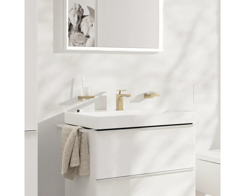 Modernes Badezimmer mit Waschbeckenunterschrank, Armatur, Spiegel und Accessoires.