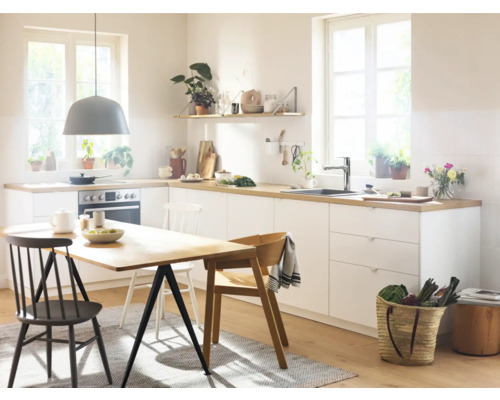 Helle Küche mit Esstisch, Stühlen und Küchenutensilien