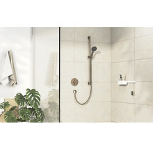 Badezimmer mit Duscharmatur, Duschkopf und Handbrausegarnitur.