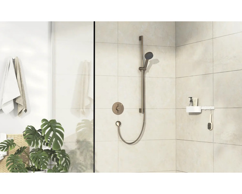 Badezimmer mit Duscharmatur, Duschkopf und Handbrausegarnitur.