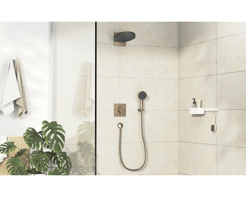 Duschbereich mit Duschkopf, Handbrause, Armatur, Duschregal und Badaccessoires