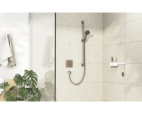 Duschset mit Handbrause und quadratischem Thermostat in einem hellen Badezimmer.