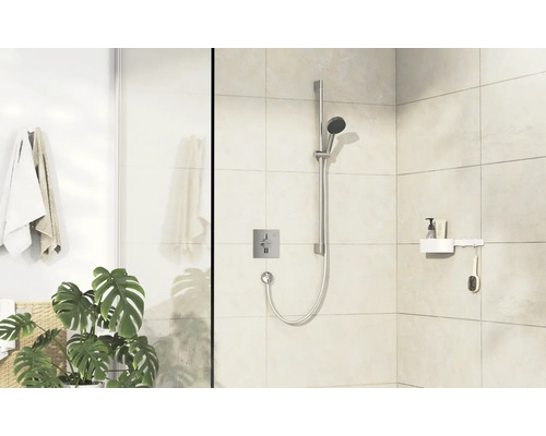 Begehbare Dusche mit Duscharmatur, Handbrause und Ablage