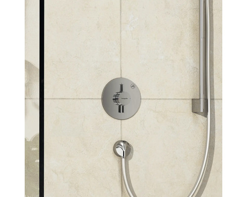 Duscharmatur mit Brauseschlauch an der Wand