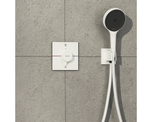 Aufputz-Thermostatarmatur mit Handbrause vor Wandfliesen