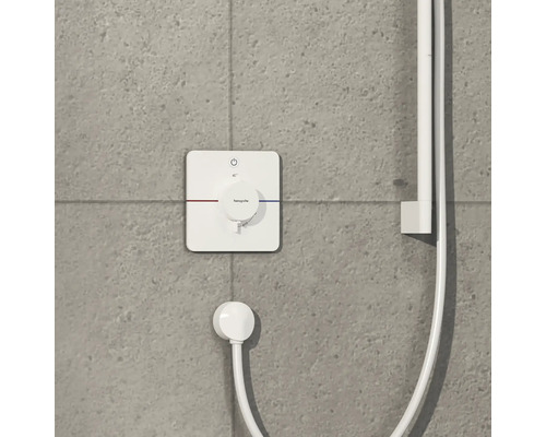 Aufputz-Thermostatbatterie mit Brauseschlauch und Brausestange an einer Wand