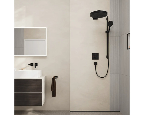 Modernes Badezimmer mit Waschbeckenunterschrank, Spiegel mit Beleuchtung und Duscharmatur in Schwarz.