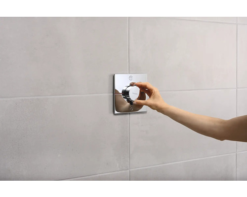 Unterputz Thermostatarmatur mit Hand auf dem Regler