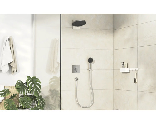 Duschbereich mit Regendusche, Handbrause, Armatur, Ablage und Accessoires vor Fliesenwand