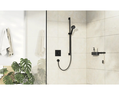 Modernes Badezimmer mit schwarzer Duschgarnitur, Ablage und weißen Fliesen.