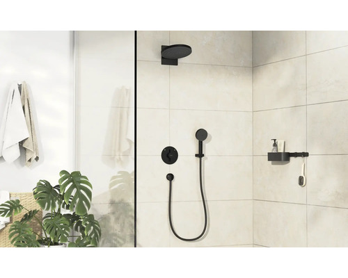 Badezimmer mit schwarzer Duschgarnitur, Duschregal und Zimmerpflanze