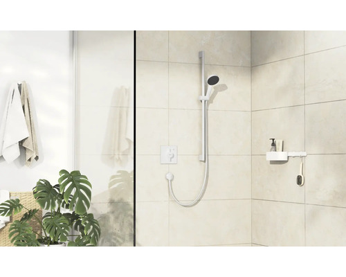 Badezimmer mit Handtüchern, Duscharmatur und Ablageregal