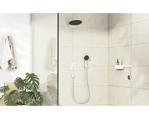 Modernes Badezimmer mit Dusche, Handtüchern und Pflanzen für eine helle und organisierte Atmosphäre