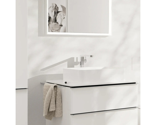 Waschtisch mit Becken, Armatur und Spiegel im Badezimmer