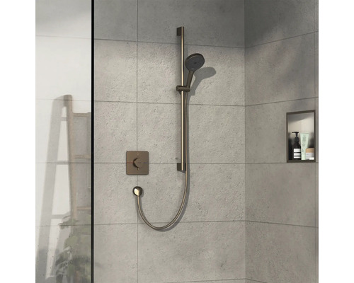 Duscharmatur mit Handbrause und Ablage in einer gefliesten Duschkabine