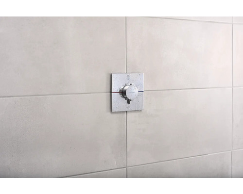 Aufputzthermostat mit eckiger Rosette an der Wand montiert