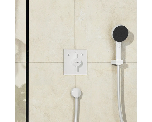 Duscharmatur und Handbrause mit Brauseschlauch an gefliester Wand