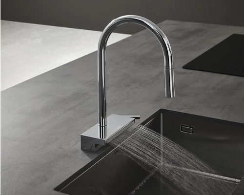 Küchenarmatur mit hohem Auslauf und fließendem Wasser in einem schwarzen Spülbecken