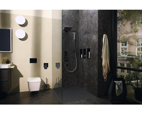 Modernes Badezimmer mit Dusche, Toilette, Waschbecken und Accessoires