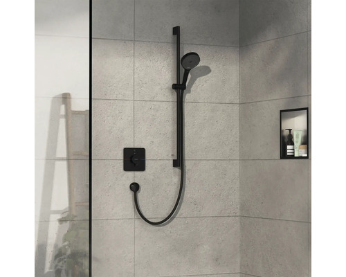 Duschset mit Handbrause und Thermostatarmatur an gefliester Wand