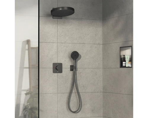 Duscharmatur-Set mit Kopfbrause, Handbrause und Thermostat vor gefliester Wand