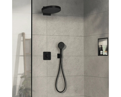 Duscharmatur mit Kopfbrause und Handbrause in einem Badezimmer