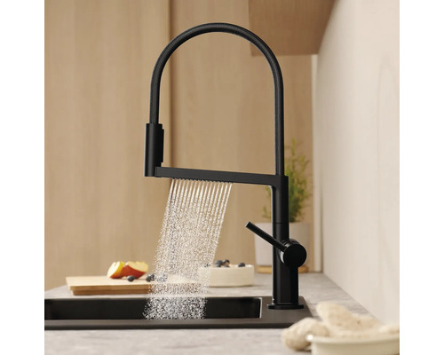 Schwarzer Küchenarmatur mit Wasserdurchfluss in Spüle
