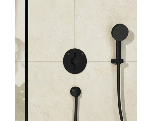 Schwarze Handbrausegarnitur vor einer getäfelten Wand