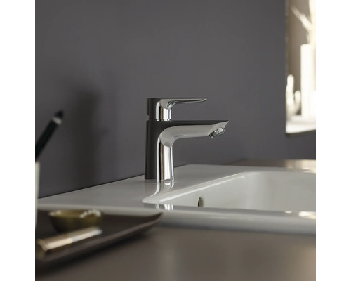 Einhebelmischer auf einem Waschtisch im Badezimmer