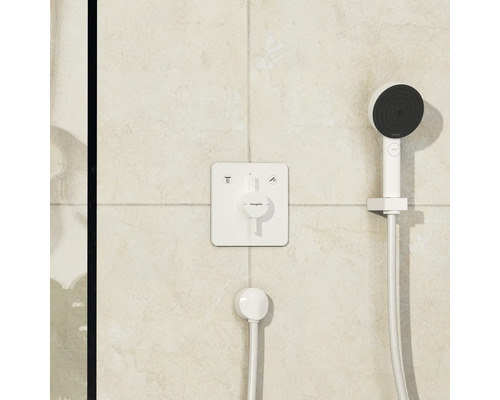 Aufputz Duscharmatur mit Handbrause an der Wand montiert