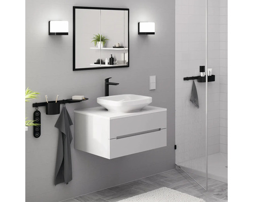 Modernes Badezimmer mit Waschbecken, Spiegel, Beleuchtung und Ablagesystemen für ein organisiertes Ambiente