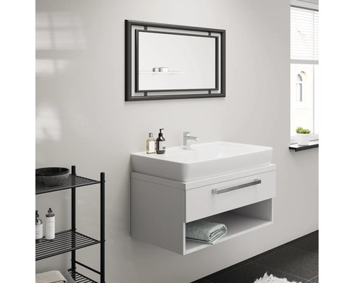 Badezimmer mit Waschbecken, Unterschrank und Spiegel