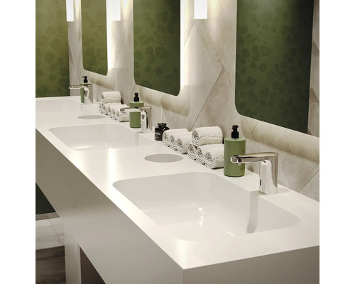 Badezimmerszene mit Waschbecken, Armaturen, Handtüchern und Spiegeln