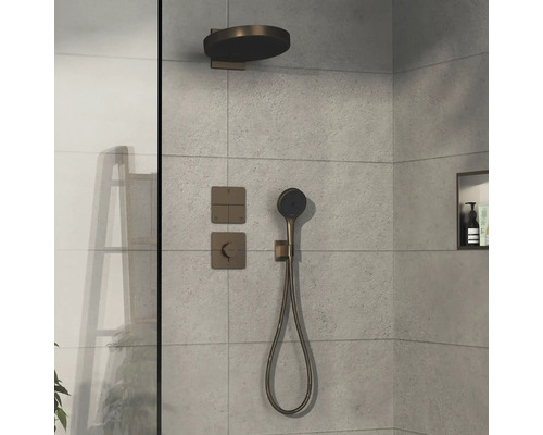 Duscharmatur mit Kopfbrause, Handbrause und Bedienelementen an gefliester Wand