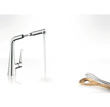 Küchenarmatur mit Ausziehbrause und fließendem Wasser
